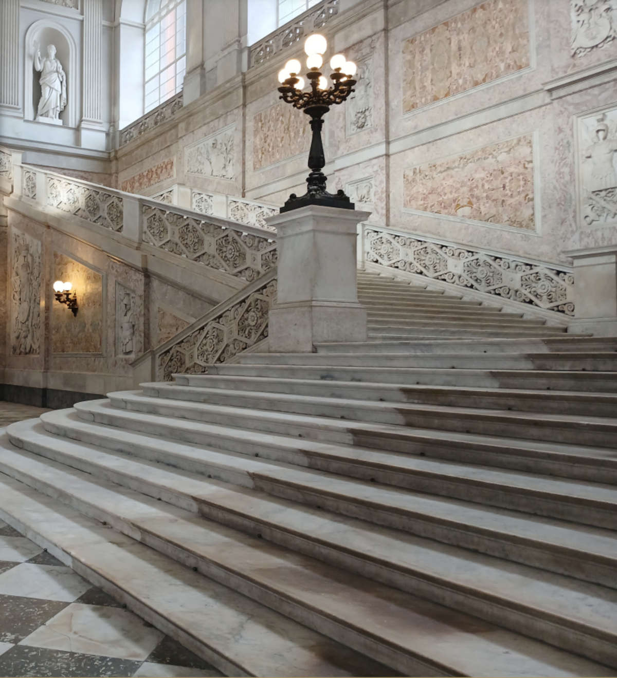 The grand staircase before restoration The grand staircase before restoration