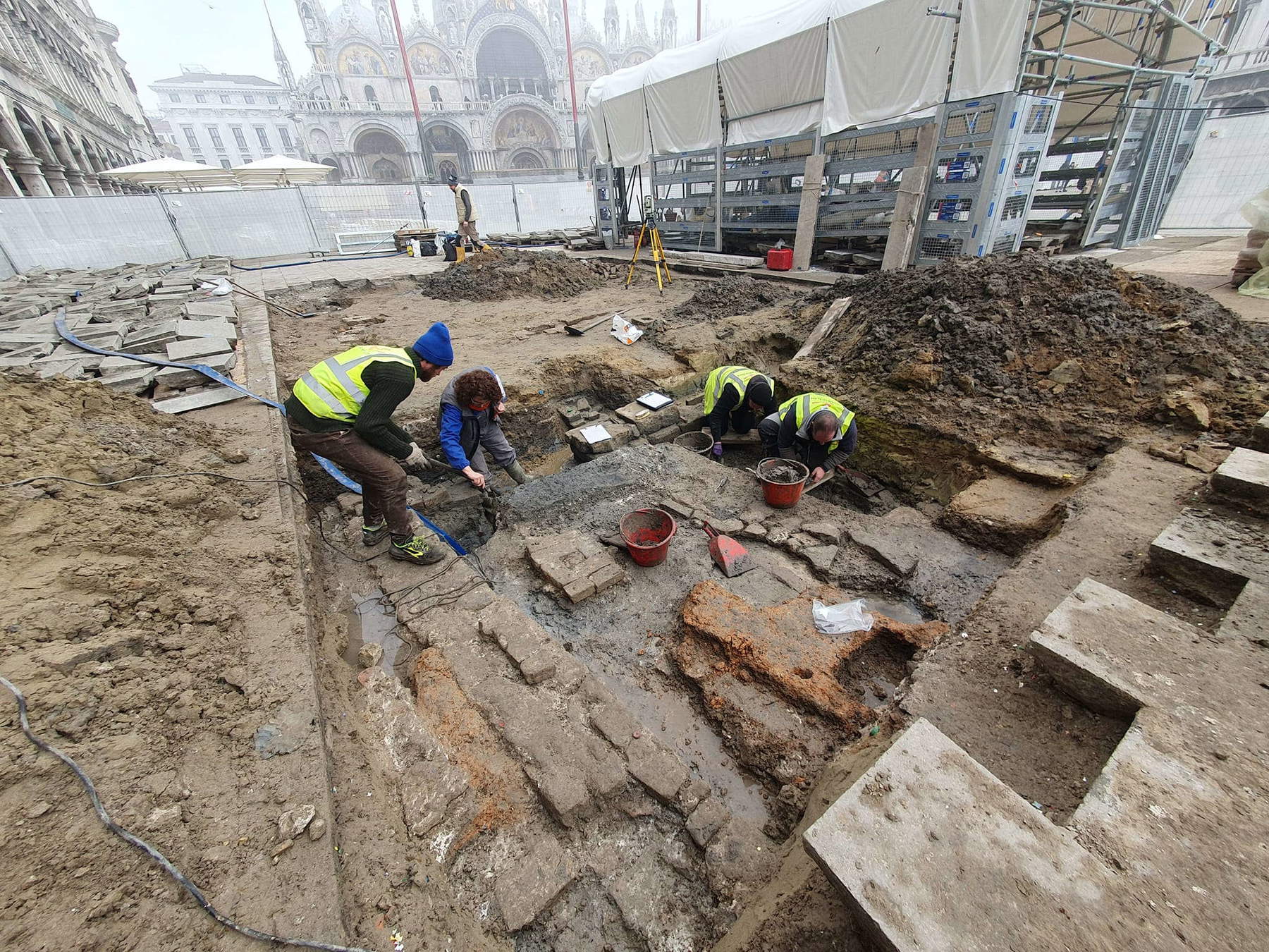 Surprise à Venise : un ancien tombeau découvert sous la place Saint-Marc !