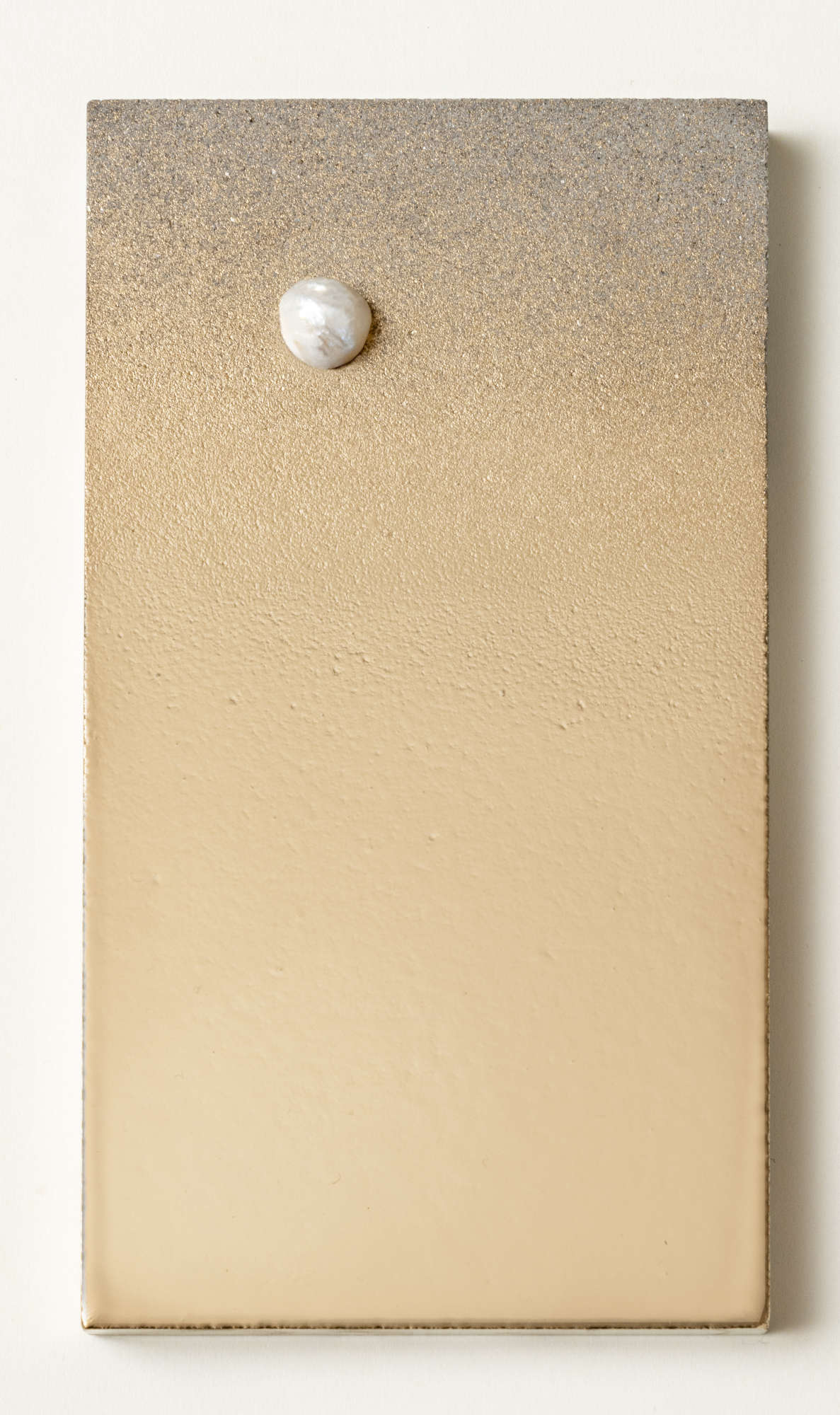 Serena Fineschi, Stella Maris (Time of Grace) (2023; baroque pearl, 24k gold on serene stone). Courtesy of the artist Serena Fineschi, Stella Maris (Time of Grace) (2023; baroque pearl, 24k gold on serene stone). Courtesy of the artist