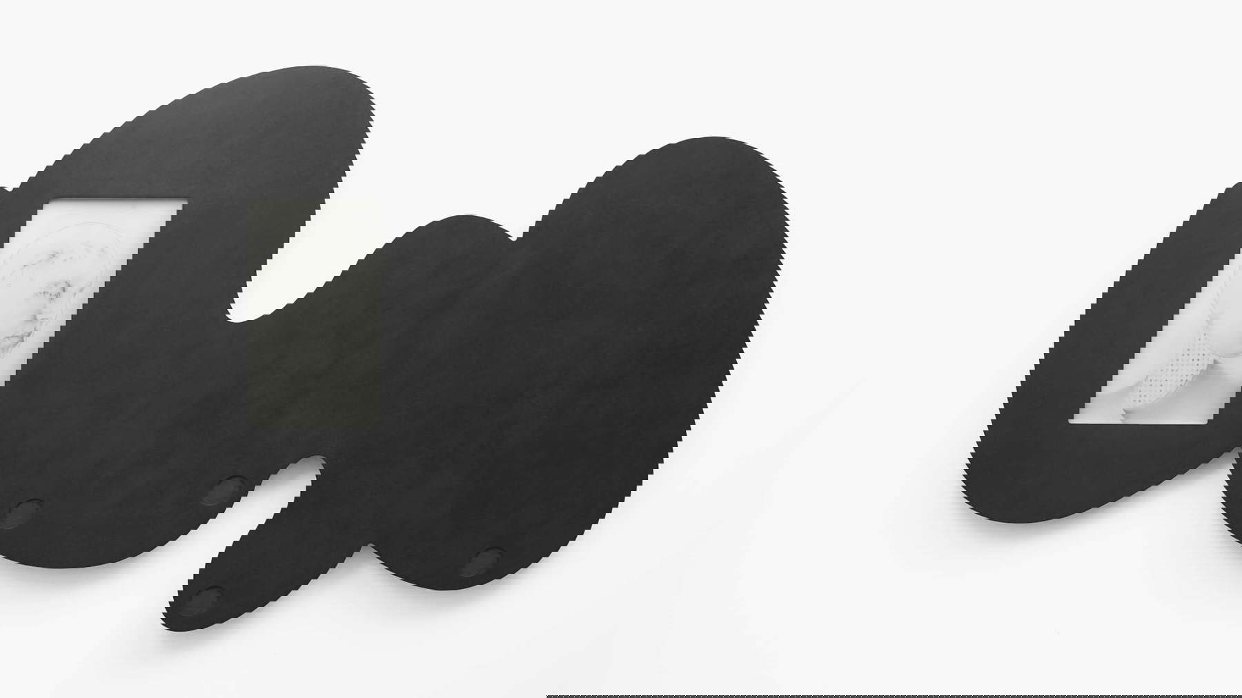 Sergio Breviario, B.I.A.N.C.A. (2023; Dibujo en grafito, lámina de poliéster, espejo, MDF, 154 x 89 x 5 cm). Cortesía del artista