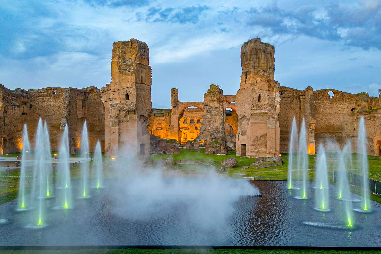 Rome, après des siècles, l'eau revient aux thermes de Caracalla. Inauguration du miroir de Hannes Peer