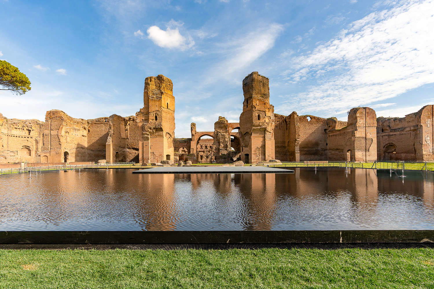 Hannes Peer's Mirror at the Baths of Caracalla. Photo: Fabio Caricchia and Leandro Lentini Hannes Peer's Mirror at the Baths of Caracalla. Photo: Fabio Caricchia and Leandro Lentini