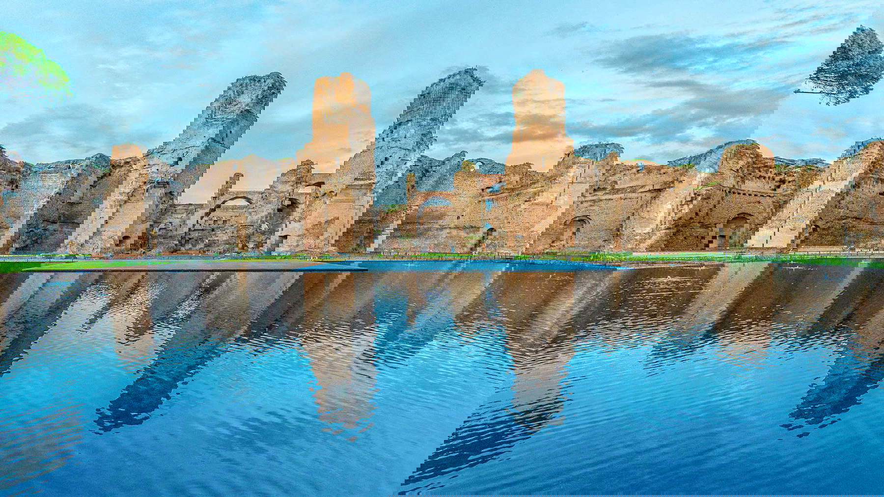 Hannes Peer's Mirror at the Baths of Caracalla. Photo: Fabio Caricchia and Leandro Lentini Hannes Peer's Mirror at the Baths of Caracalla. Photo: Fabio Caricchia and Leandro Lentini