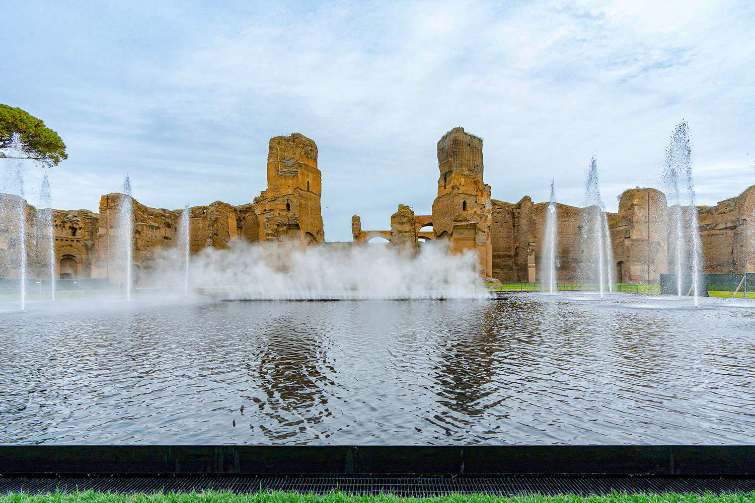 Hannes Peer's Mirror at the Baths of Caracalla. Photo: Fabio Caricchia and Leandro Lentini Hannes Peer's Mirror at the Baths of Caracalla. Photo: Fabio Caricchia and Leandro Lentini