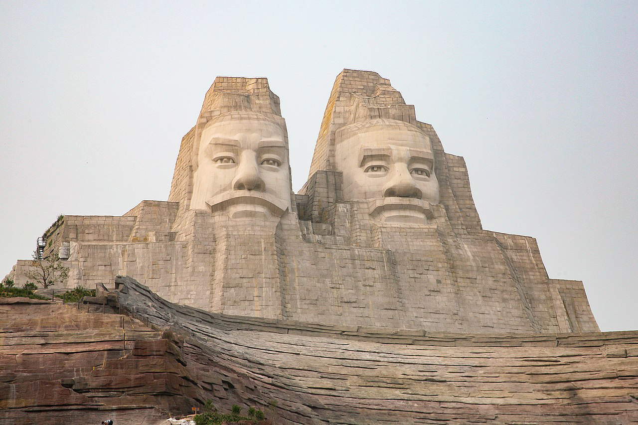 5. Statue der Kaiser Yan und Huang (Zhengzhou, China). Höhe: 106 Meter 5. Statue der Kaiser Yan und Huang (Zhengzhou, China). Höhe: 106 Meter