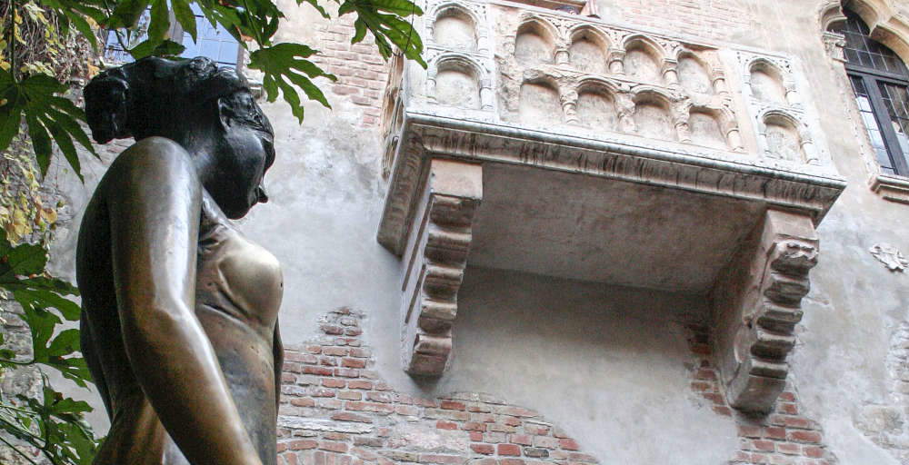 Too much groping, damaged the breasts of Verona's Juliet. But is the superstitious gesture sexist?