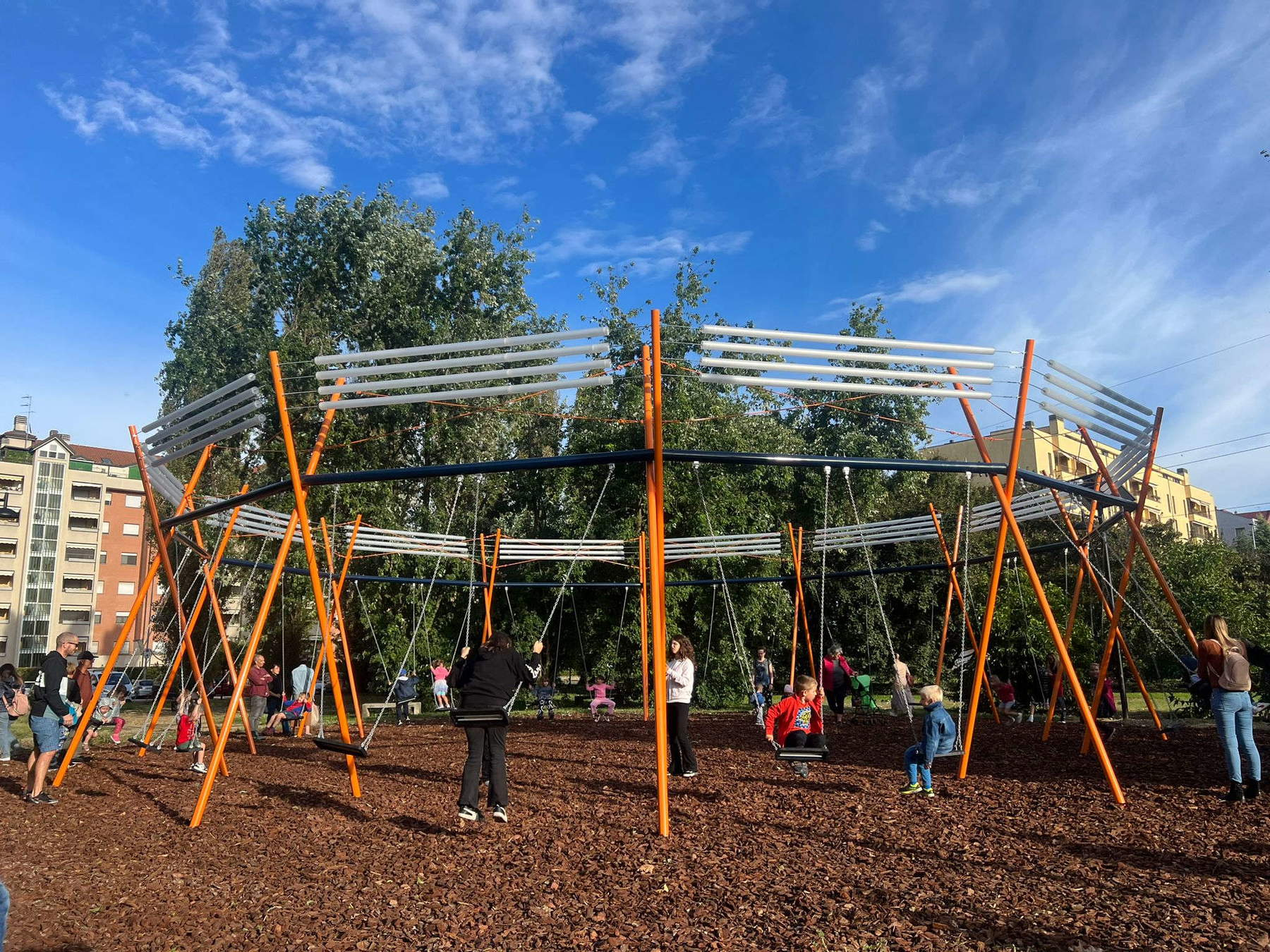 Inaugurée à Buccinasco SWING, la balançoire conçue par Stefano Boeri Interiors et offerte par Amazon