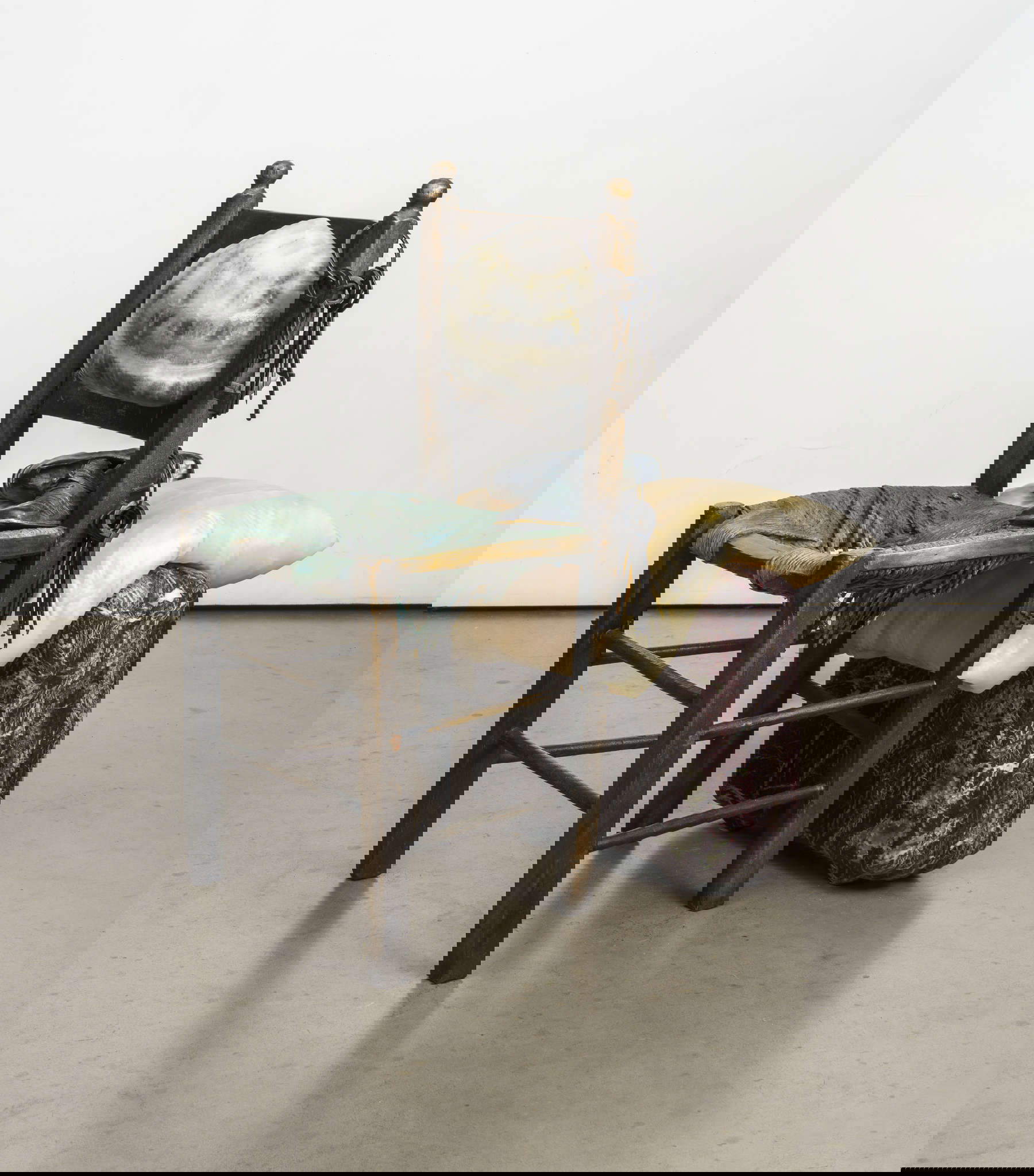 Tatiana Trouvé, The Guardian (2020; bronce patinado, ónice, mármol, pintura y hierro, 87,5 x 75 x 52 cm). Foto: Florian Kleinefenn, cortesía de Gagosian © Tatiana Trouvé, por SIAE 2024. Tatiana Trouvé, The Guardian (2020; bronce patinado, ónice, mármol, pintura y hierro, 87,5 x 75 x 52 cm). Foto: Florian Kleinefenn, cortesía de Gagosian © Tatiana Trouvé, por SIAE 2024.