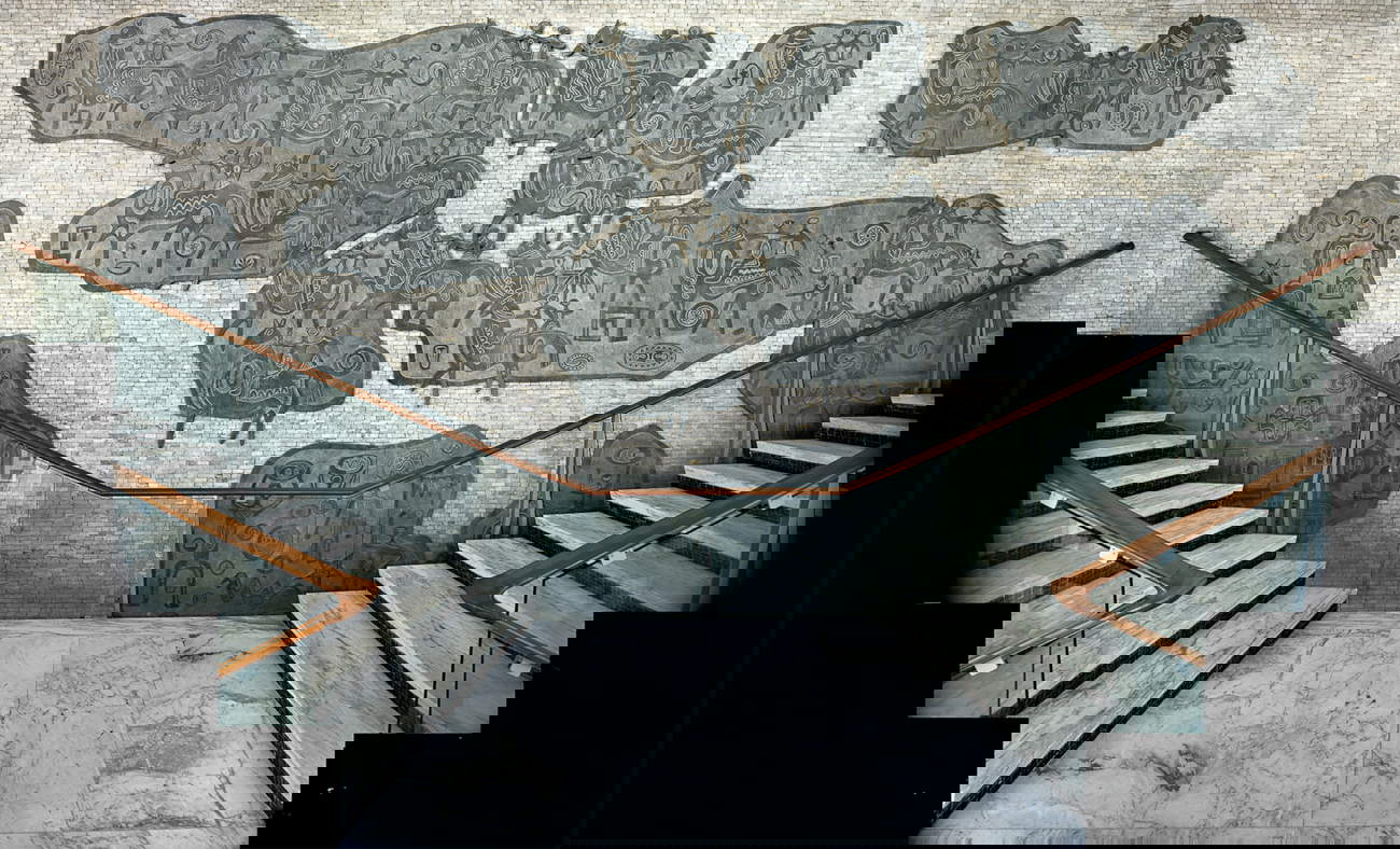 Eugenio Tavolara, Cavalcade (1956; relieve en esteatita, 480 x 960 cm; Sassari, Pabellón Tavolara) &copy; Davide Virdis