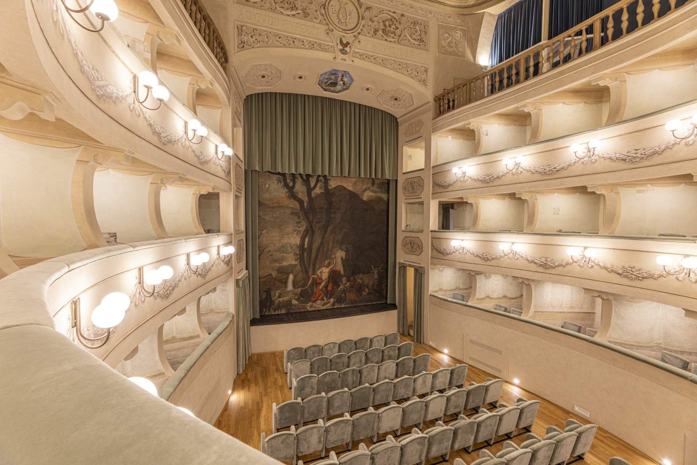 Portoferraio, das Theater von Napoleon wird nach der Restaurierung wieder eröffnet. Wandmalereien in den Logen sind aufgetaucht