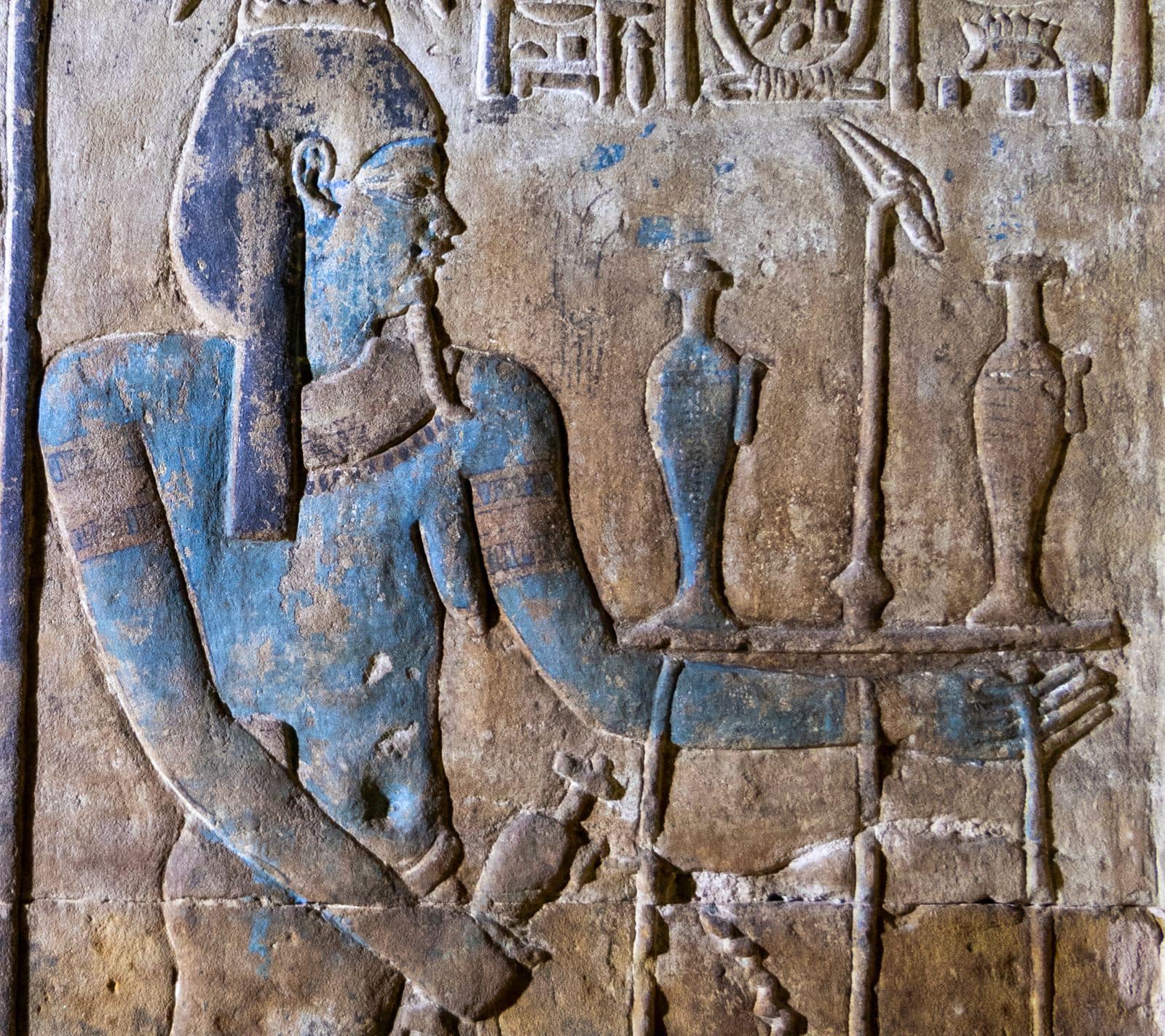 Raro descubrimiento en Egipto: vuelven a la luz los colores originales del Templo de Horus en Edfu