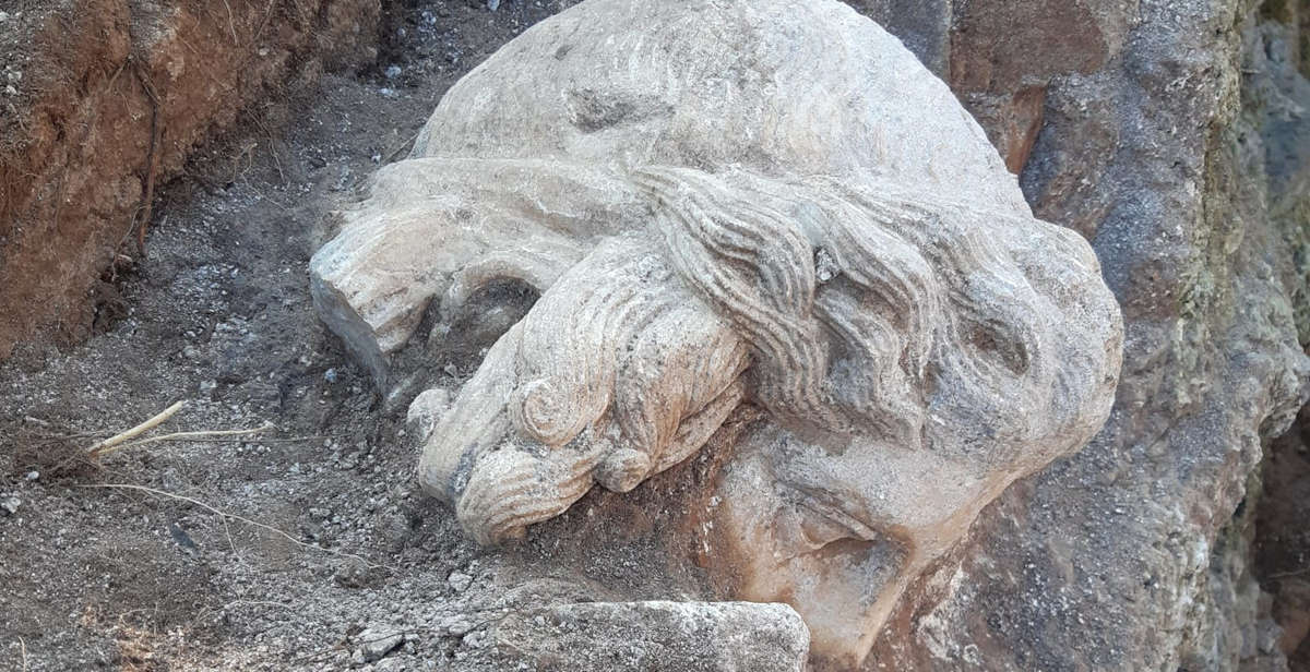 Un archéologue du MiC signale la découverte d'un fragment de statue antique sur Facebook