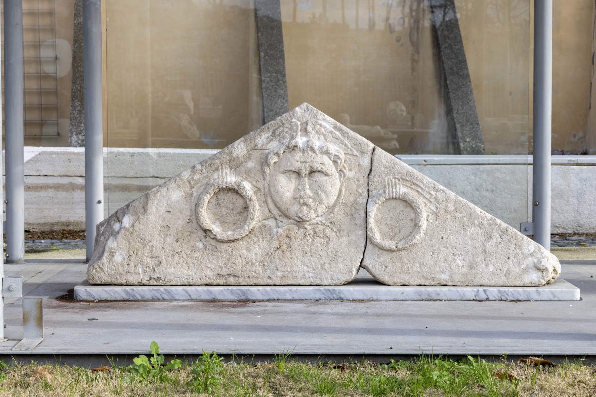 Timpano con testa di Medusa (Archaeological Park of the Caelian)
