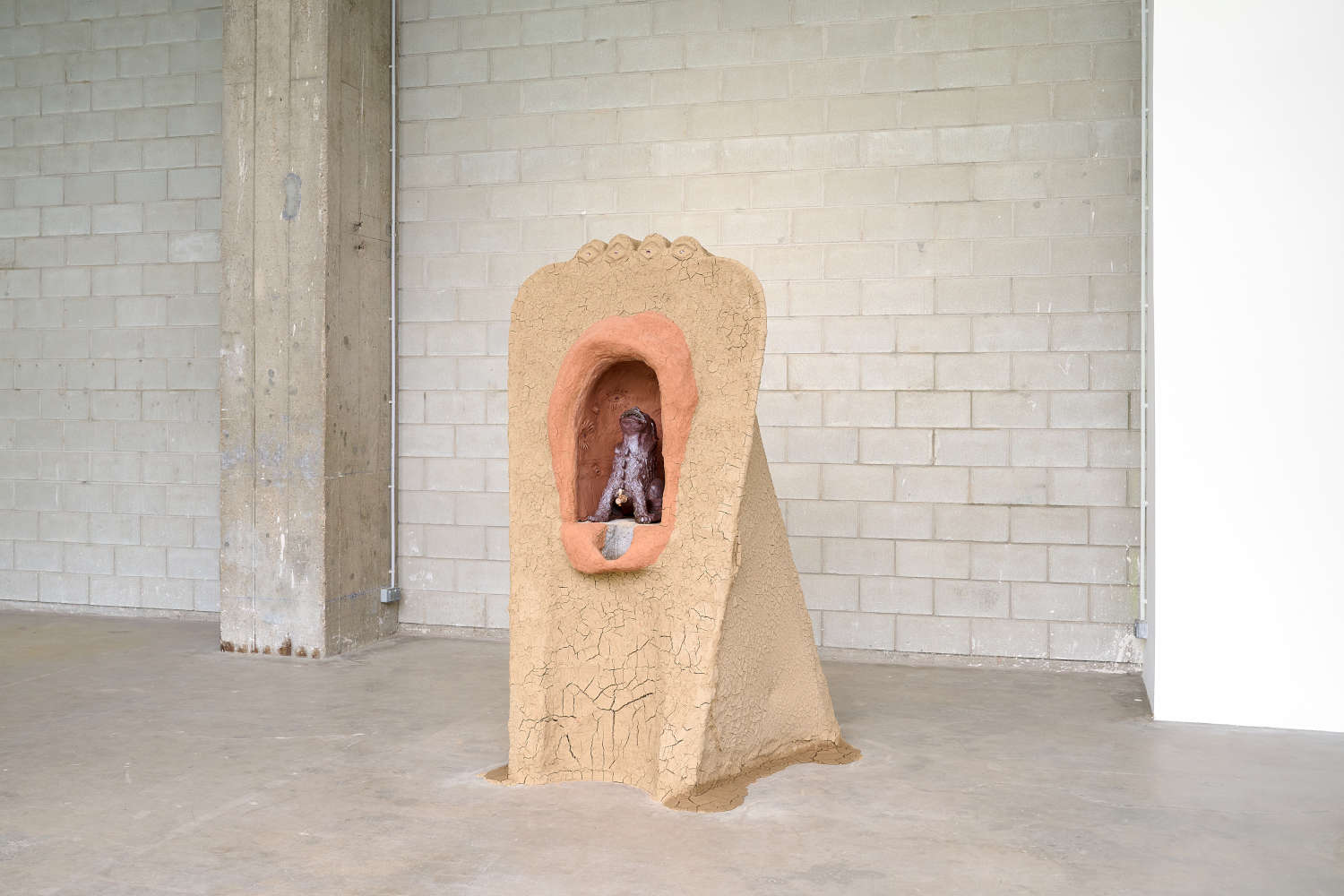 Tiphaine Calmettes, M&eacute;nhir &agrave; alc&ocirc;ve (2022 ; terre crue, b&eacute;ton, m&eacute;tal, cire d'abeille ; produit par B&eacute;tonsalon - centre d'art e de recherche, Paris) et Vinaigrier chien ail&eacute; (2022 ; c&eacute;ramique, bois, liège, kombucha, 60 x 30 x 30 cm ; produit par B&eacute;tonsalon - centre d' art e de recherche, Paris). Photo : Pierre Antoine