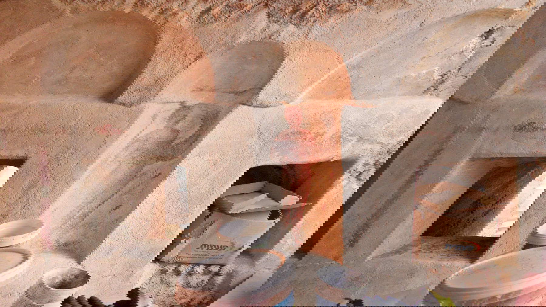 Figure holding a peacock, dopo il restauro