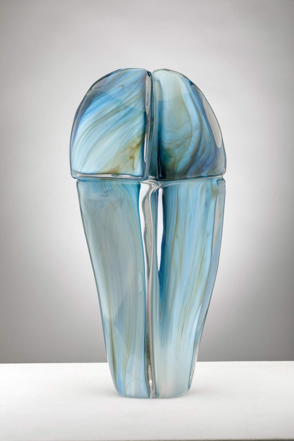 Una delle sculture in vetro di Tony Cragg