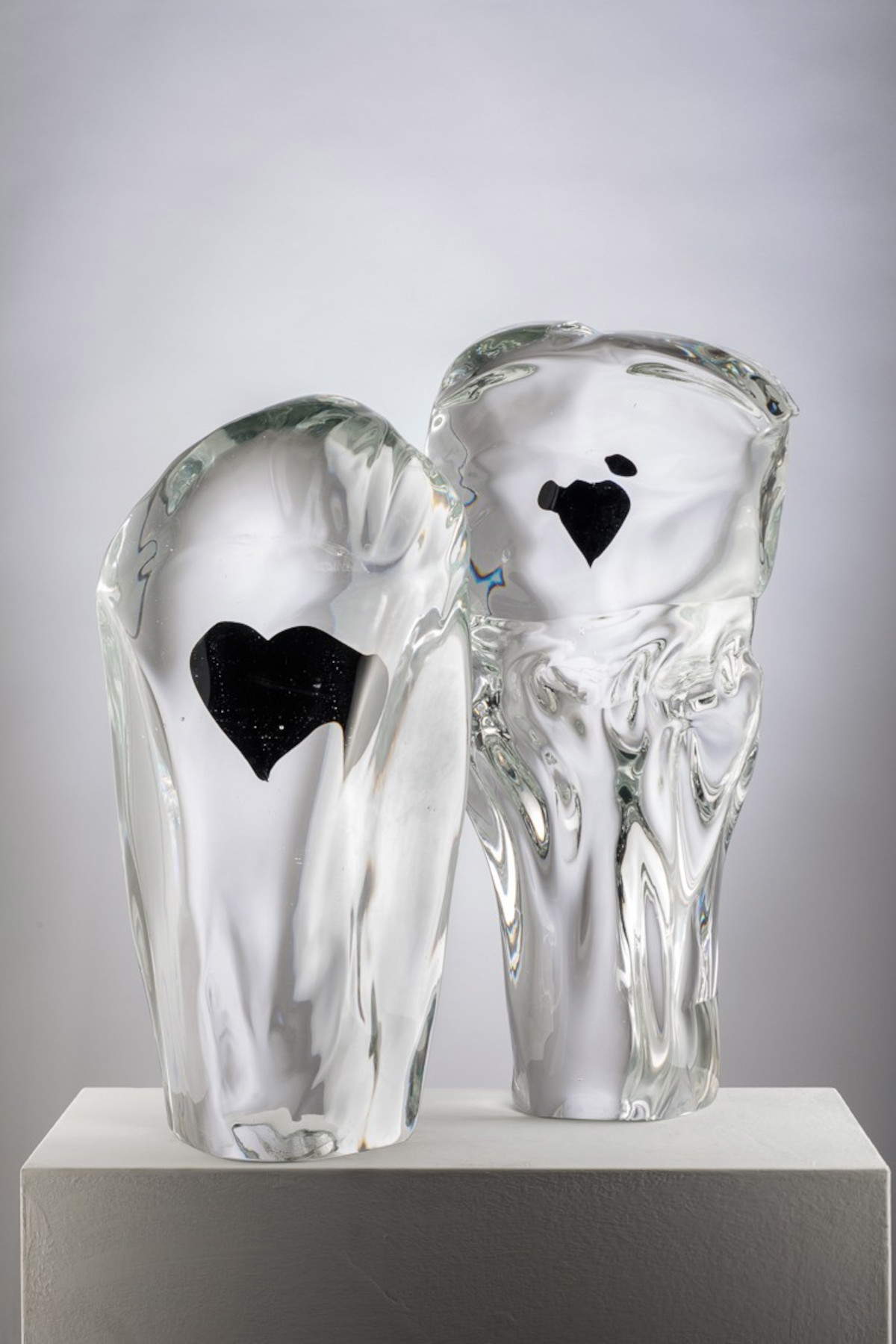 Una delle sculture in vetro di Tony Cragg