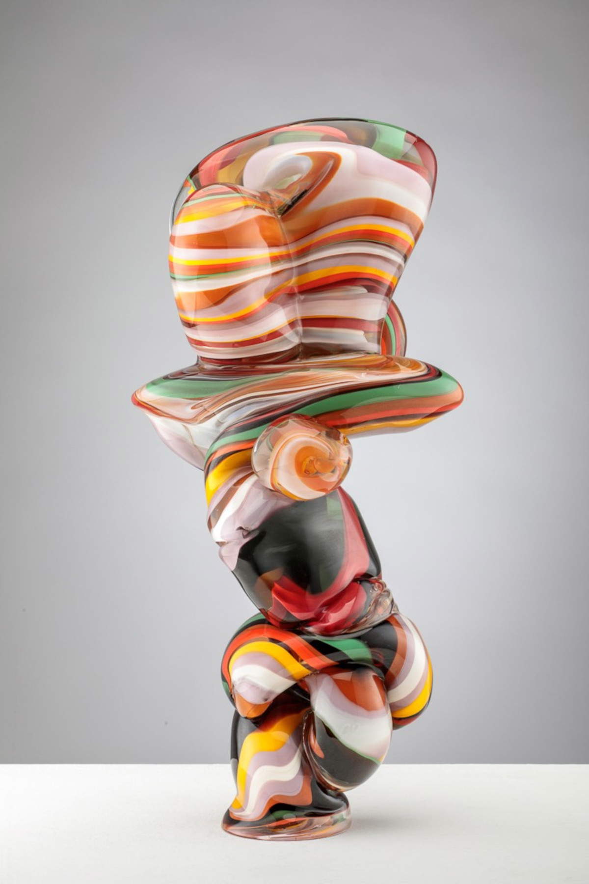Una delle sculture in vetro di Tony Cragg
