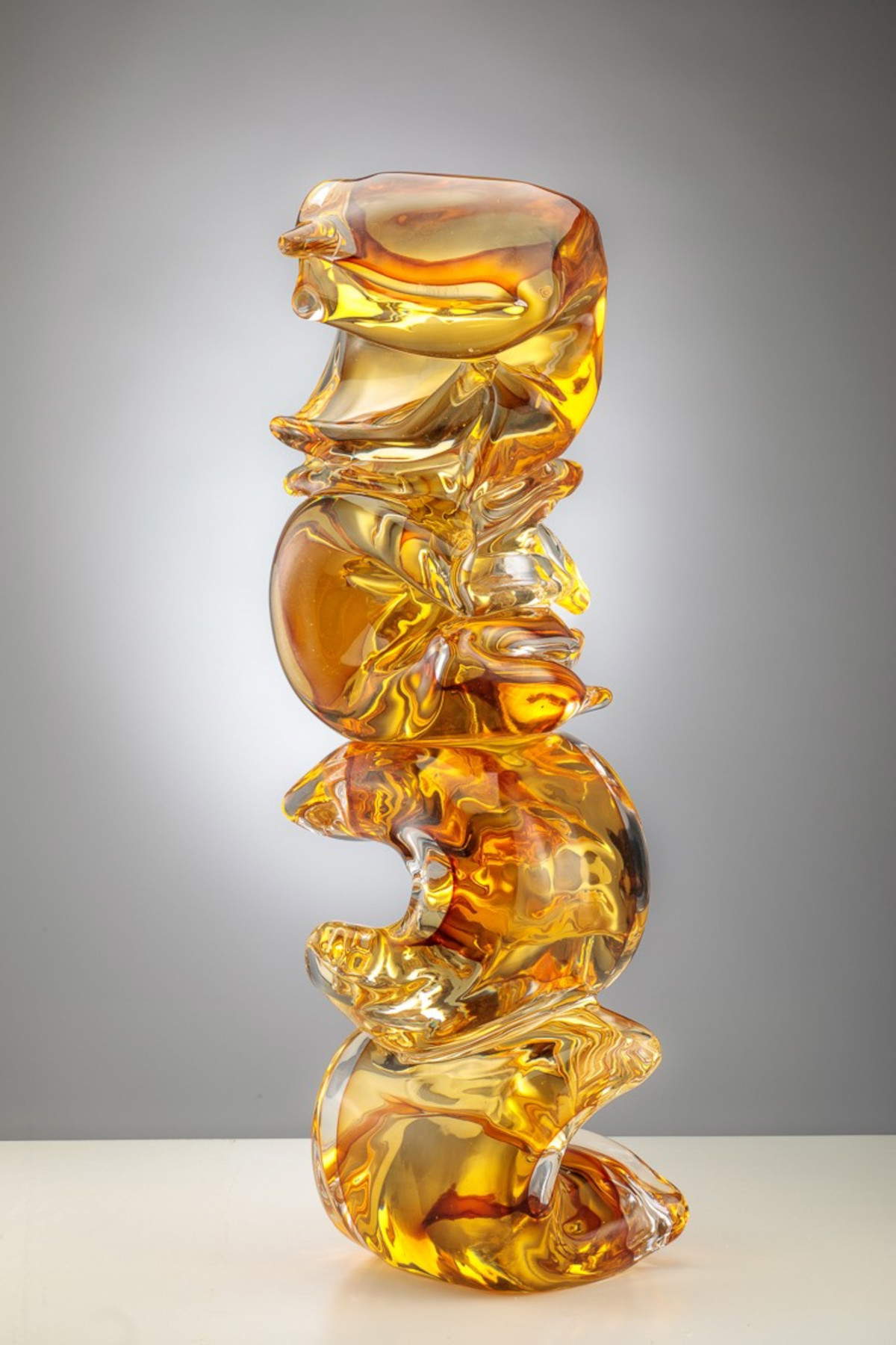 Una delle sculture in vetro di Tony Cragg