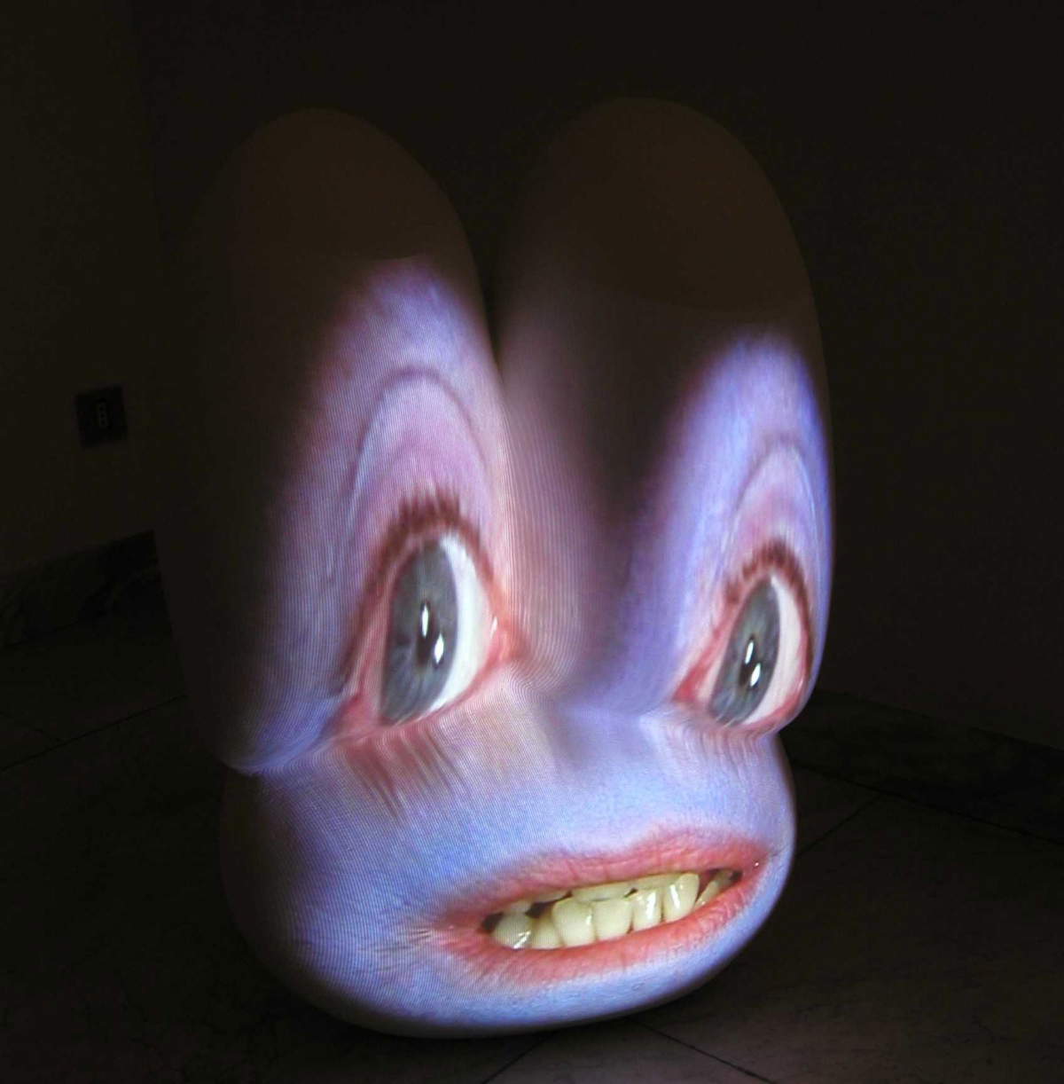 Tony Oursler, Inc, (2003 ; vidéo et sculpture en fibre de verre, 53,5 x 71 x 30,5 cm ; Bologne, collection Golinelli)