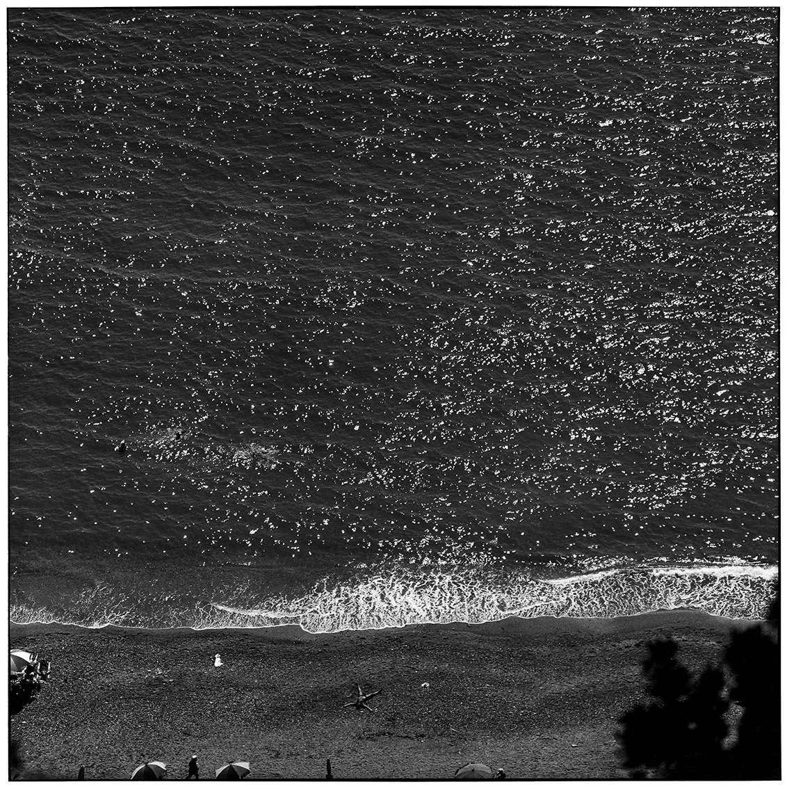 Ugo Mulas, Ossi di seppia, Monterosso, Ligurie, Italie, 1962. Photo : Eredi Ugo Mulas.  Tous droits réservés. Par concession de Archivio Ugo Mulas, Milan - Galleria Lia Rumma, Milan/Naples.