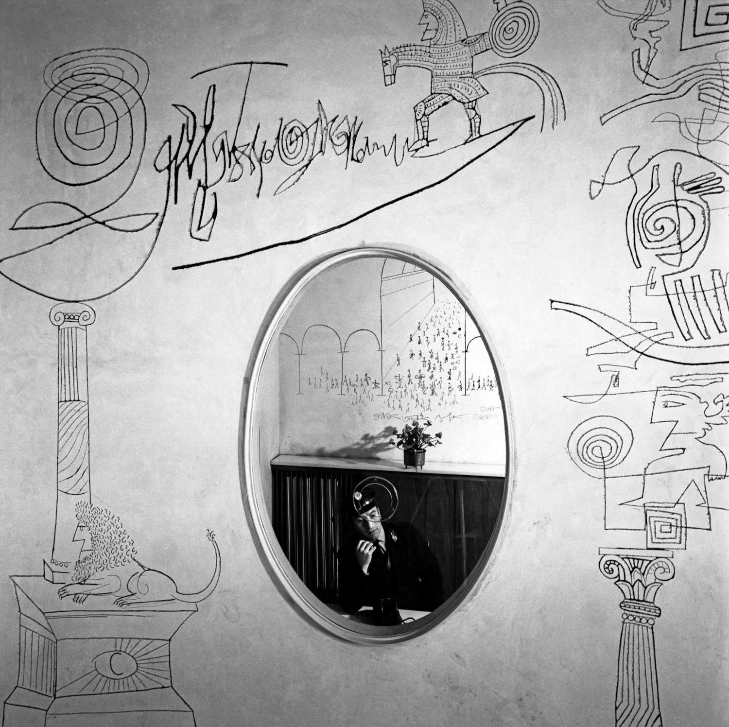 The Palazzina Mayer decorated by Saul Steinberg in the shots of Ugo Mulas: the exhibition in Turin