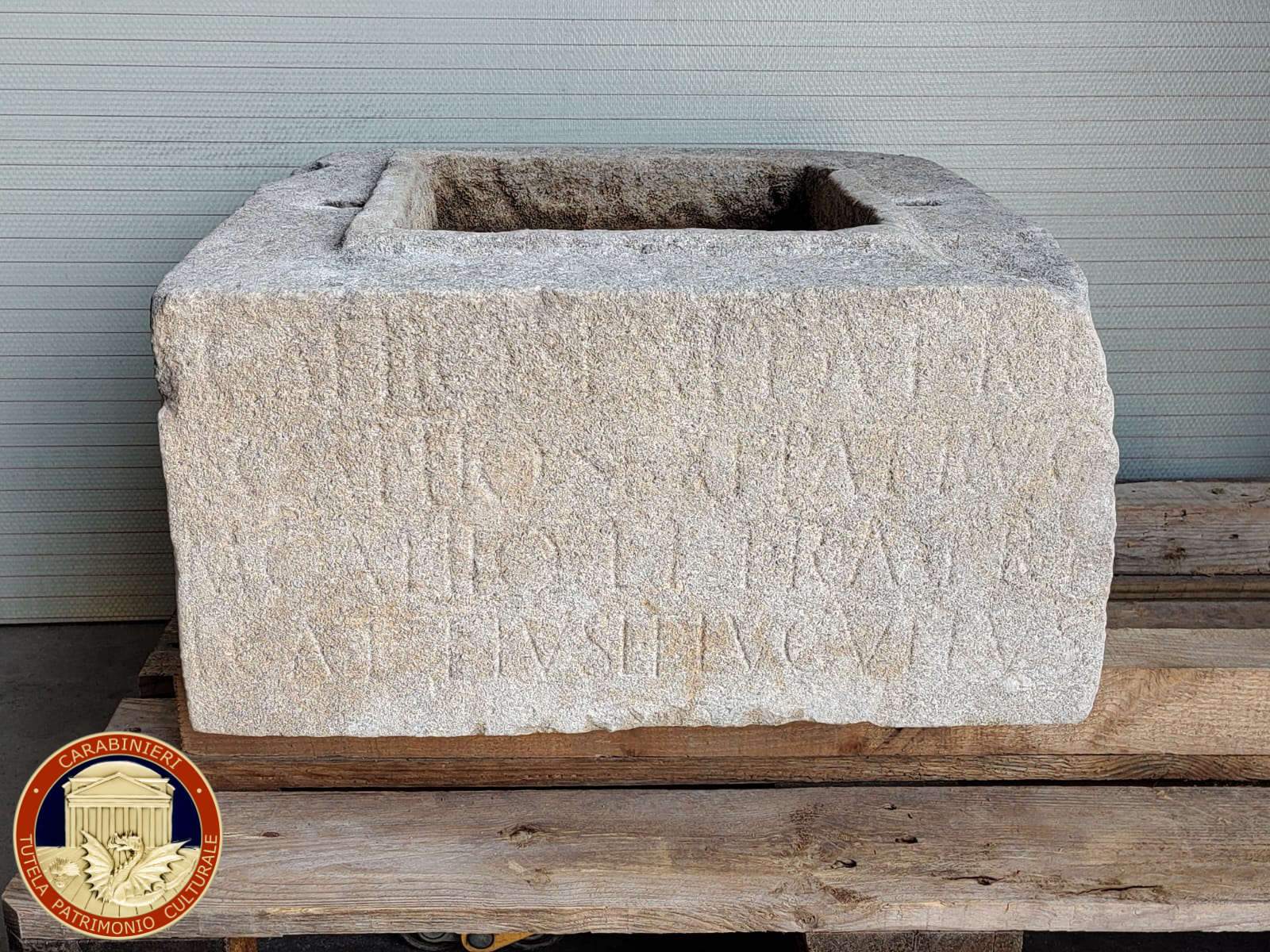 Les carabiniers remettent une précieuse urne romaine au musée national de Concordia
