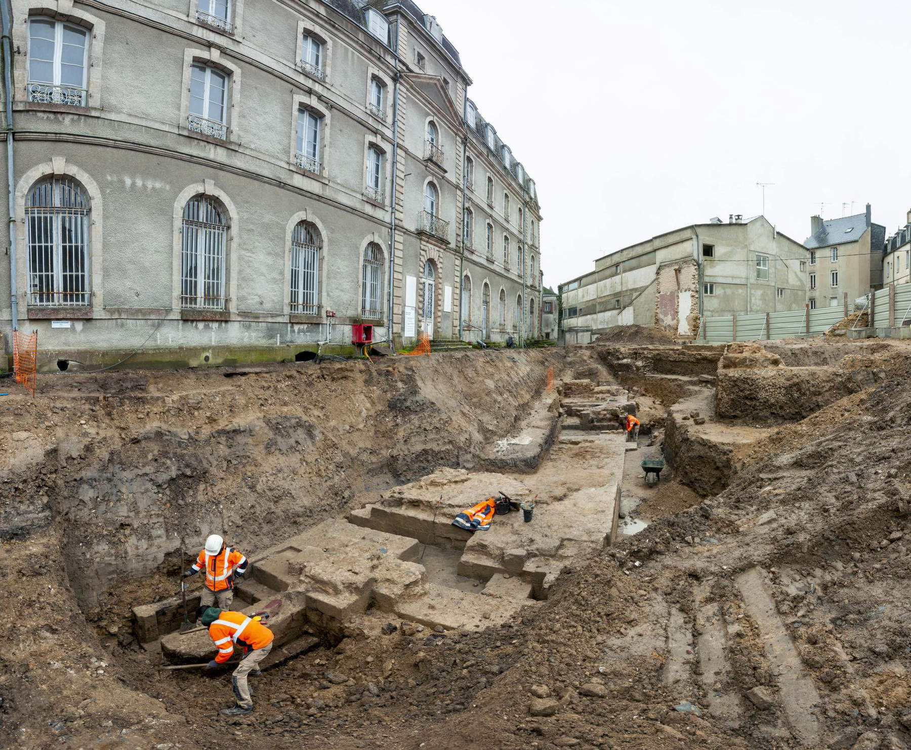 France, à Vannes, des archéologues découvrent un château médiéval sous une maison du XVIIIe siècle