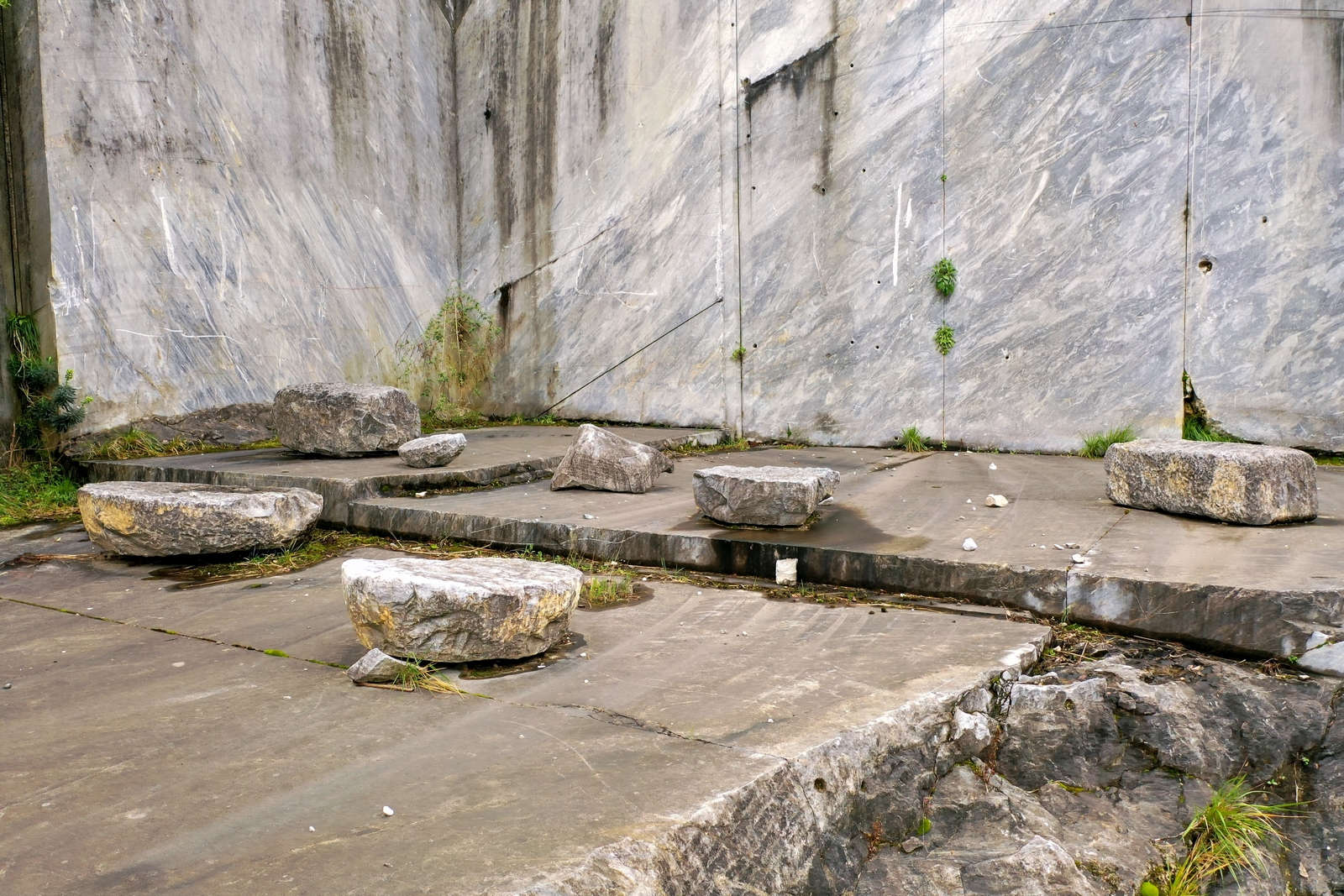 Vue de la zone archéologique de Fossacava. Photo Giuseppe D'Aleo. Image accordée par le Ministère de la Culture - Surintendance ABAP pour les provinces de Lucques et Massa Carrara. Vue de la zone archéologique de Fossacava. Photo Giuseppe D'Aleo. Image accordée par le Ministère de la Culture - Surintendance ABAP pour les provinces de Lucques et Massa Carrara.