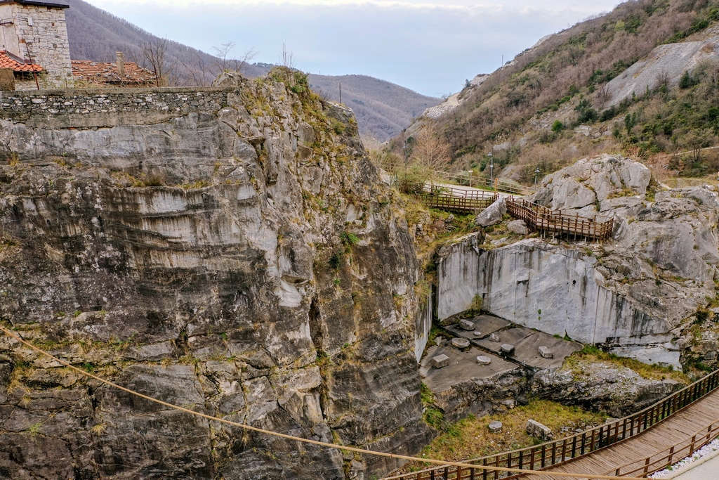 Veduta dell’area archeologica di Fossacava, Carrara. Foto: Giuseppe D’Aleo. Immagine concessa dal Ministero della Cultura – Soprintendenza ABAP per le province di Lucca e Massa Carrara. Veduta dell’area archeologica di Fossacava, Carrara. Foto: Giuseppe D’Aleo. Immagine concessa dal Ministero della Cultura – Soprintendenza ABAP per le province di Lucca e Massa Carrara.