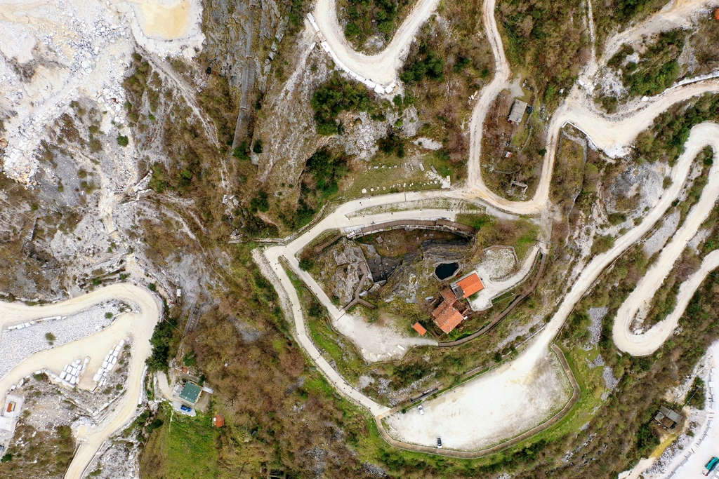 Vue de la zone archéologique de Fossacava. Photo Giuseppe D'Aleo. Image accordée par le Ministère de la Culture - Surintendance ABAP pour les provinces de Lucques et Massa Carrara. Vue de la zone archéologique de Fossacava. Photo Giuseppe D'Aleo. Image accordée par le Ministère de la Culture - Surintendance ABAP pour les provinces de Lucques et Massa Carrara.