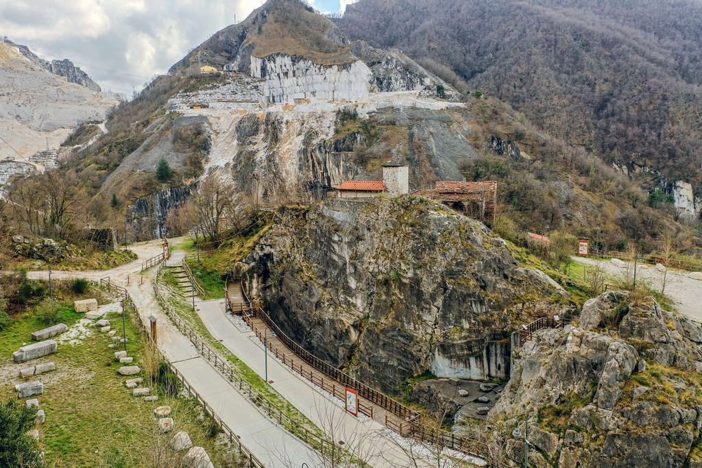 Vue de la zone archéologique de Fossacava. Photo Giuseppe D'Aleo. Image accordée par le Ministère de la Culture - Surintendance ABAP pour les provinces de Lucques et Massa Carrara. Vue de la zone archéologique de Fossacava. Photo Giuseppe D'Aleo. Image accordée par le Ministère de la Culture - Surintendance ABAP pour les provinces de Lucques et Massa Carrara.