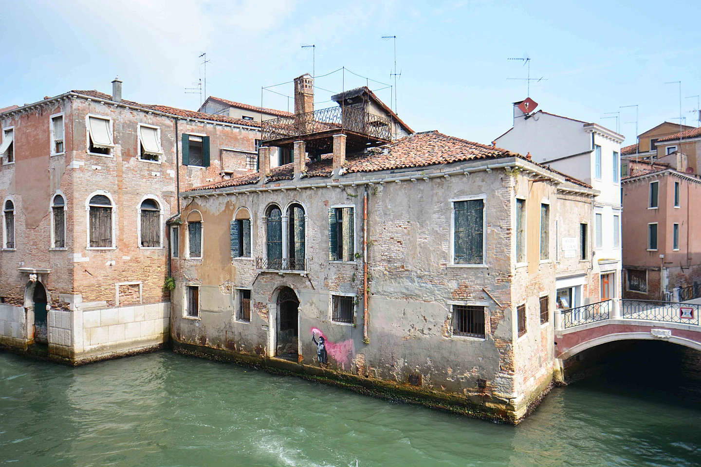 Venecia, el palacio con la obra de Banksy se convertirá en centro de exposiciones