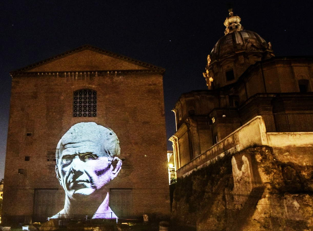 Roma, una passeggiata notturna nel Foro di Cesare accompagnati dalla voce narrante di Piero Angela