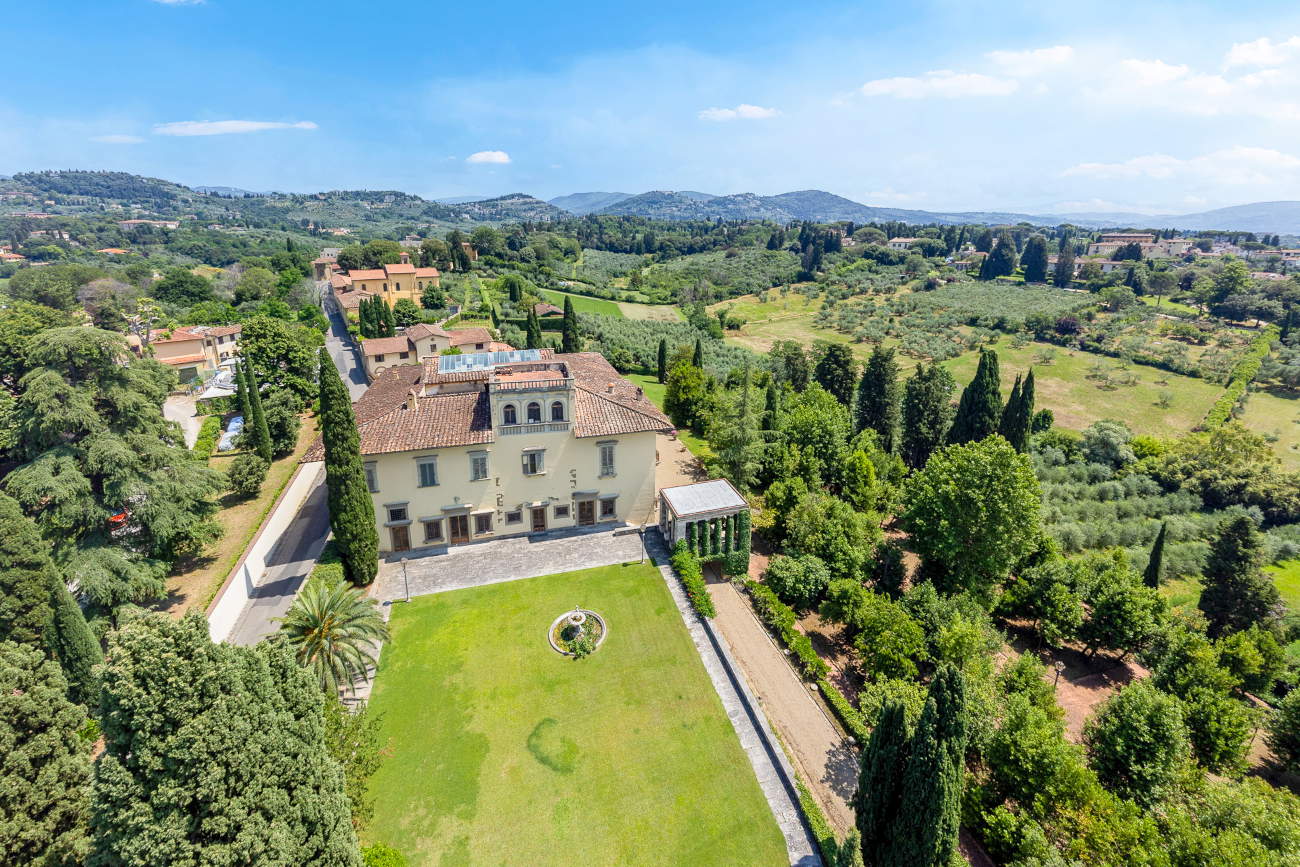 In den Hügeln von Florenz steht eine Villa aus dem 14. Jahrhundert zum Verkauf, die einst der adligen Familie Davanzati gehörte