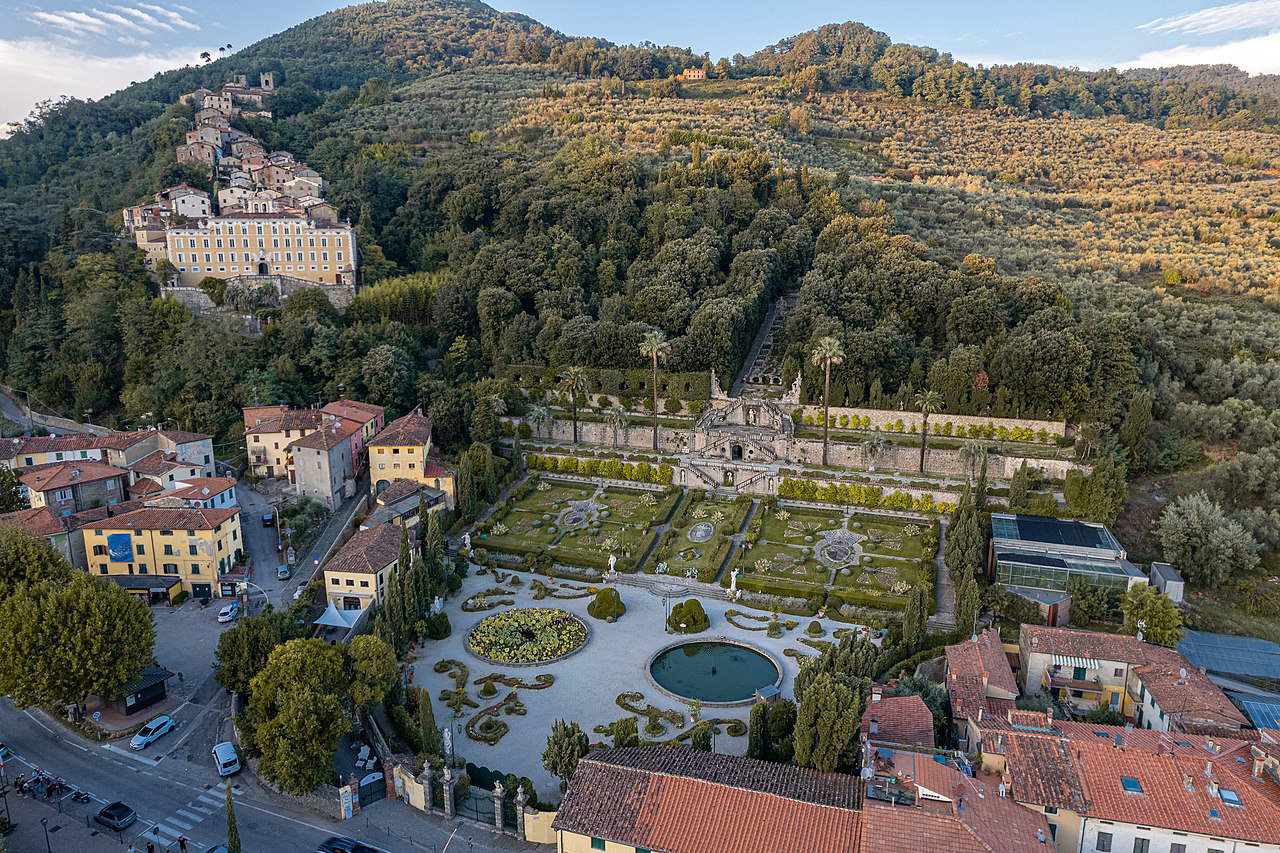 Villa Garzoni en Collodi, la villa y el jardín. Foto: Pescia1977 Villa Garzoni en Collodi, la villa y el jardín. Foto: Pescia1977