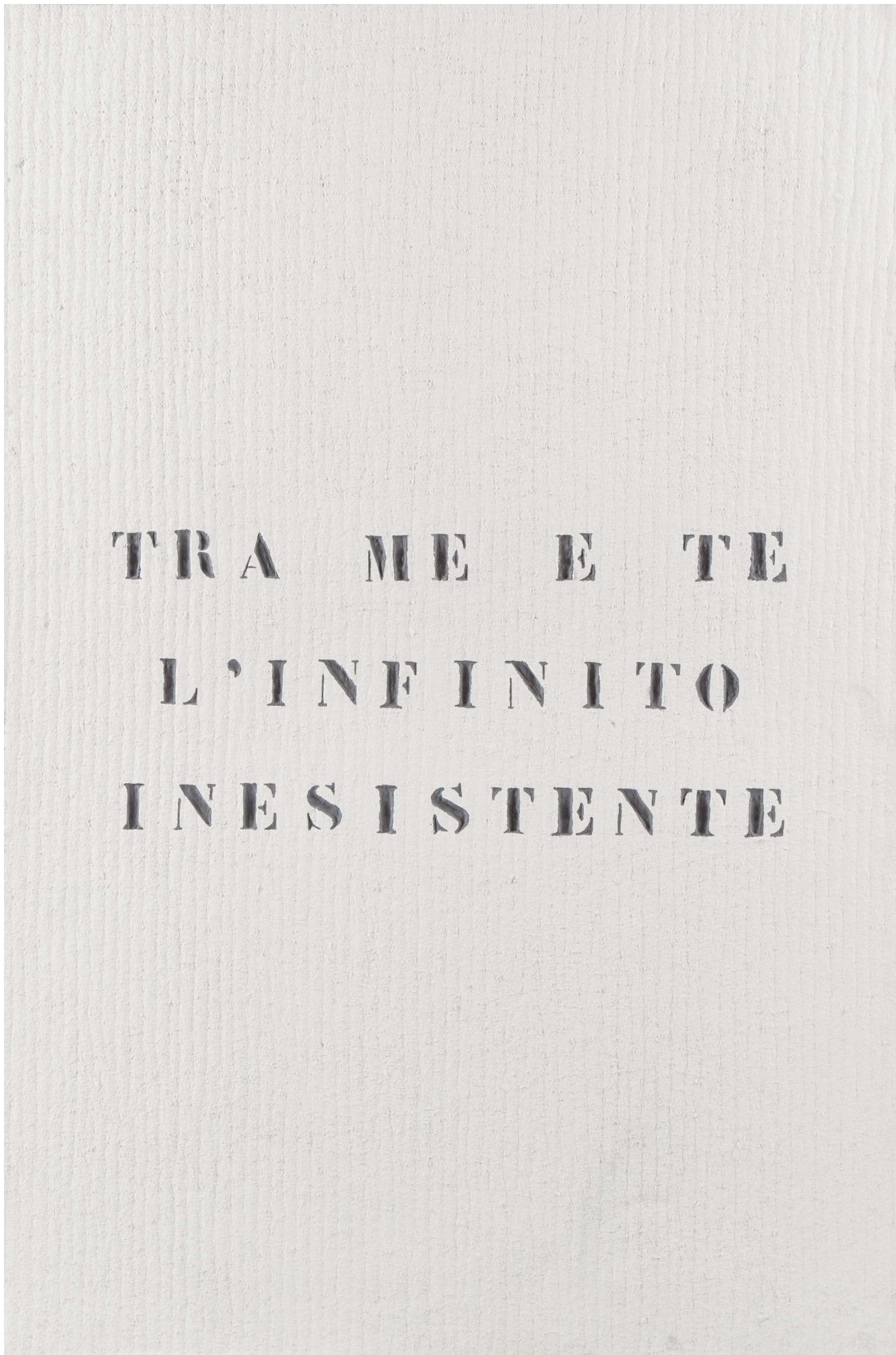 Vincenzo Agnetti Ritratto (Tra me e te l'infinito inesistente) (1971; fieltro de color blanco con letras de fuego de color gris, 120 x 80 cm). En concesión de Tornabuoni Art