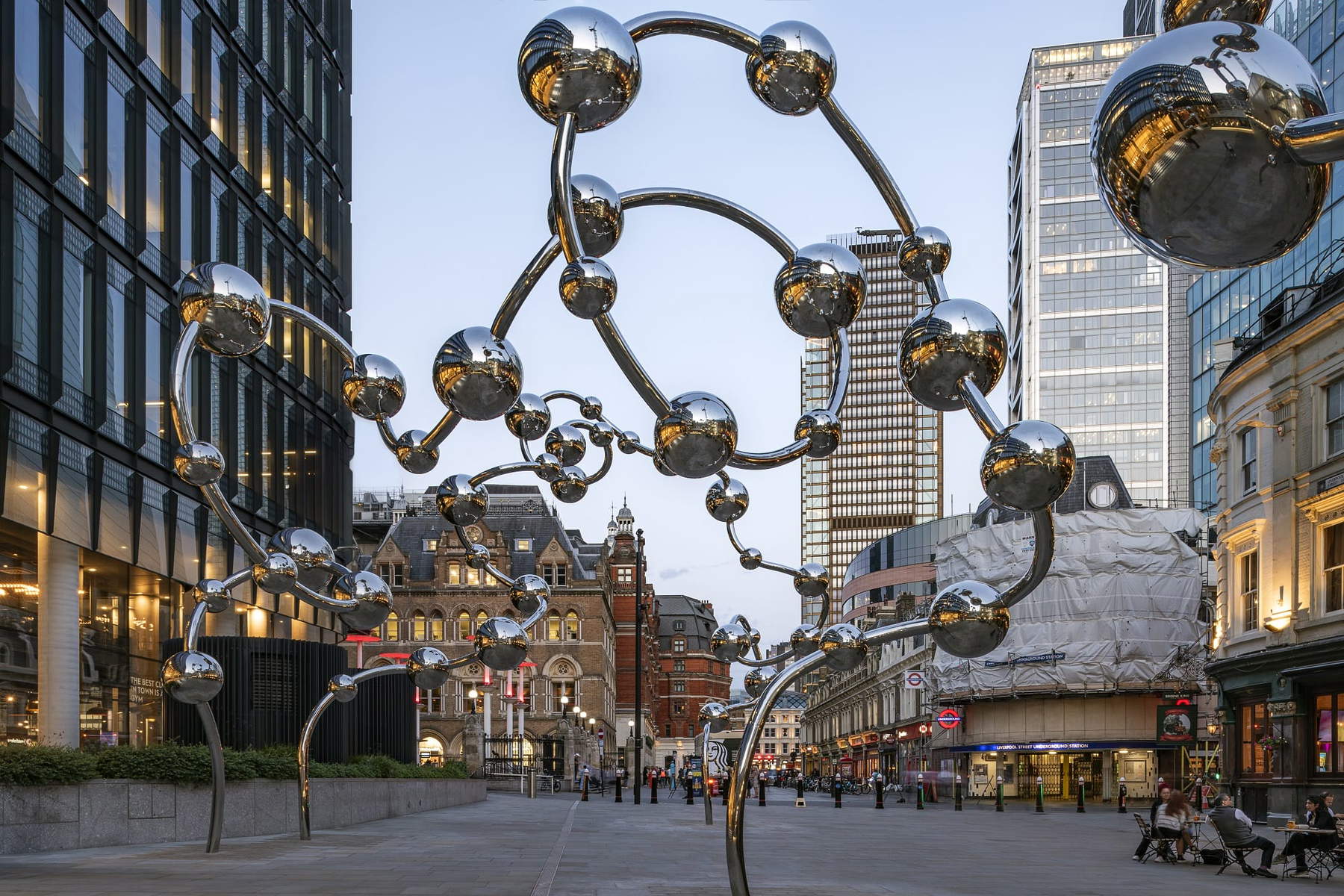 Se instala en Londres la escultura pública más grande del mundo, obra de Yayoi Kusama