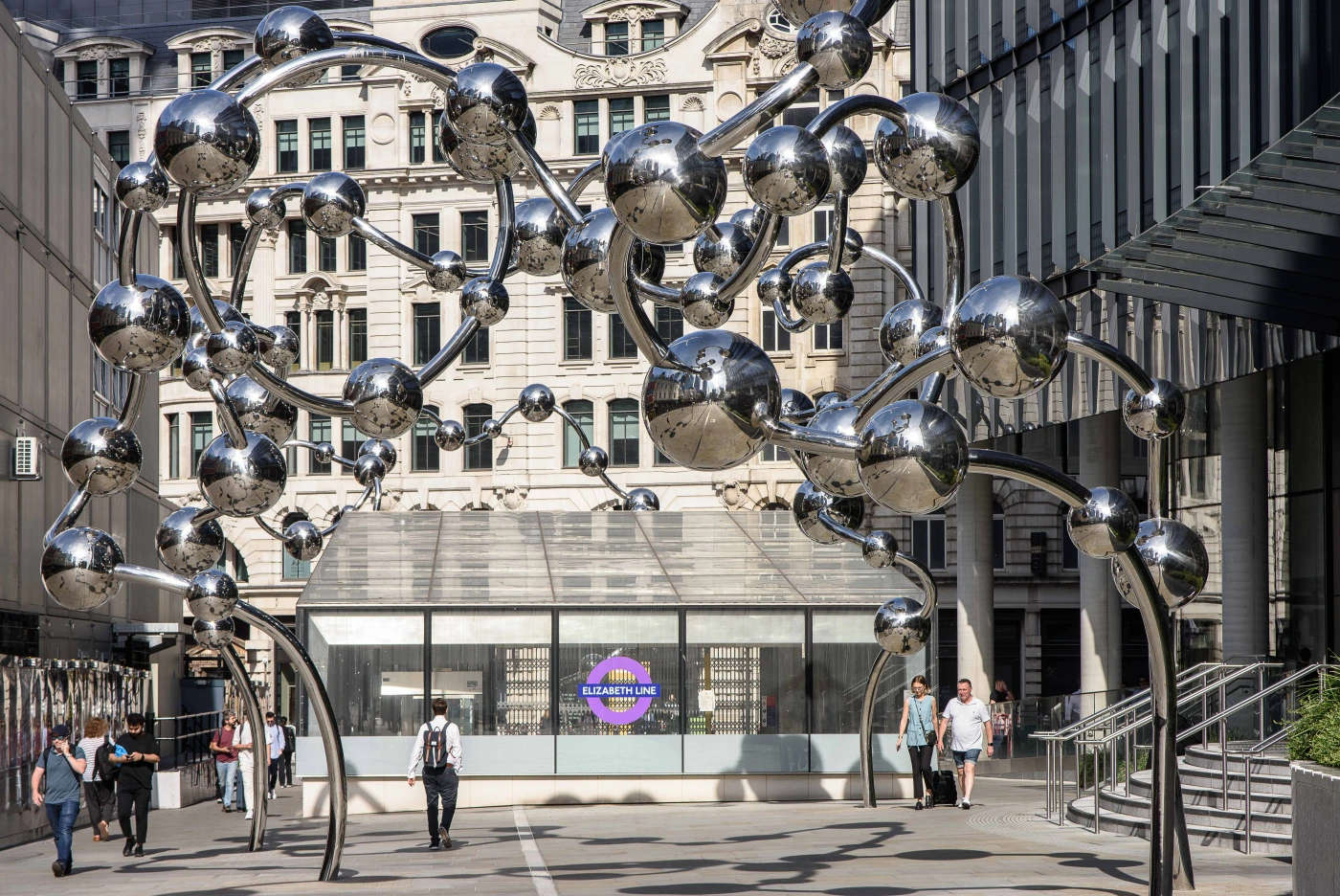 Yayoi Kusama, Infinite Accumulation (2024; Londra, London Liverpool Street). Foto: Thierry Bal. © Yayoi Kusama. Su concessione di Ota Fine Arts e Victoria Miro. Yayoi Kusama, Infinite Accumulation (2024; Londra, London Liverpool Street). Foto: Thierry Bal. © Yayoi Kusama. Su concessione di Ota Fine Arts e Victoria Miro.