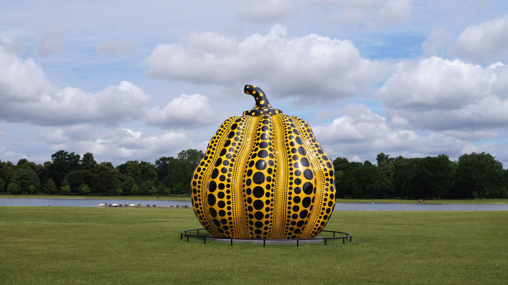 Londres, à Kensington Gardens la plus grande citrouille de la carrière de Yayoi Kusama