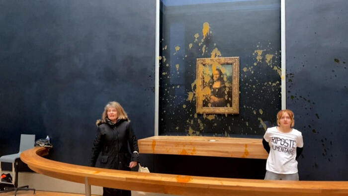 Louvre, due attiviste lanciano zuppa contro la Gioconda