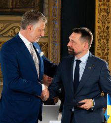 G7, el ministro Giuli entrega una medalla a su homólogo ucraniano Tochytskyi