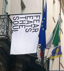 Turin, eine weiße Fahne am MAO, um den Mut zu wecken, der manchmal fehlt
