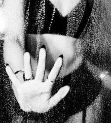 A Milano una doppia mostra su Helmut Newton ed Ellen Von Unwerth esplora il mondo dell'erotismo