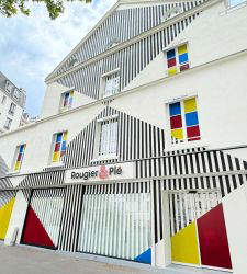 Parigi, Daniel Buren realizza una facciata nel cuore del Marais