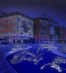 A Lerici un'installazione che proietta giganteschi disegni di bambini sulla piazza principale