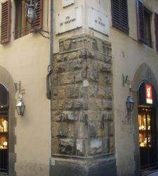 Firenze, affittacamere deturpa colonna dell'epoca di Dante applicandoci una scatola di metallo