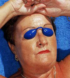 A Bologna oltre 60 scatti ripercorrono la lunga carriera di Martin Parr con le sue pi&ugrave; famose serie 
