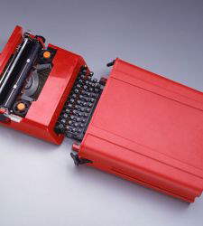 日常色彩中的一抹亮色"：Olivetti 的情人节打字机