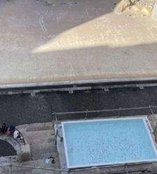 Fontana di Trevi senz'acqua, il Comune mette una vaschetta per le monete. E il web si scatena